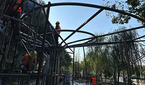 景觀不銹鋼樹形亭子安裝現(xiàn)場